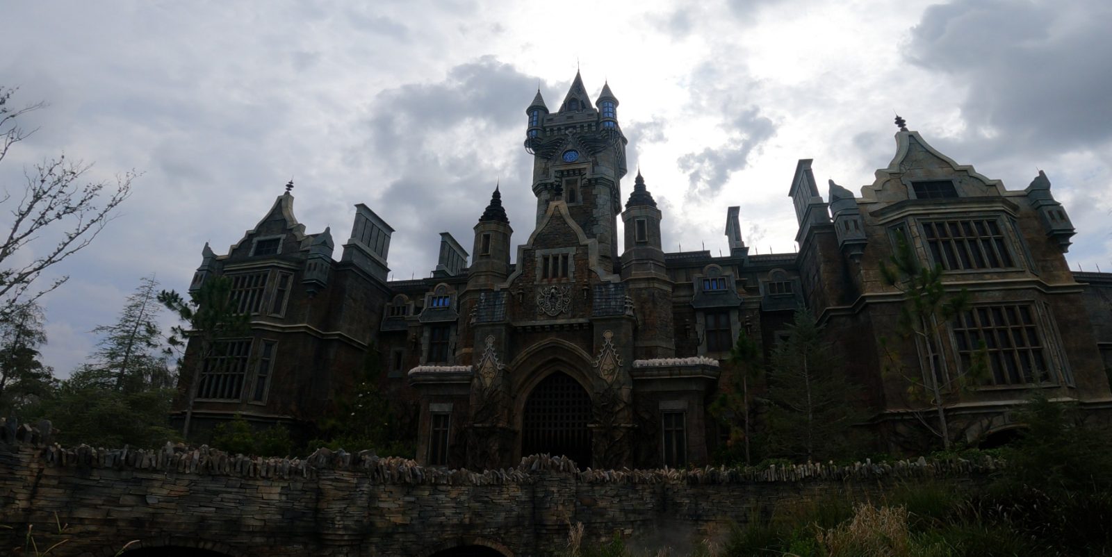 The gothic Frankenstein Manor facade housing Monsters Unchained: The Frankenstein Experiment in Dark Universe at Epic Universe
